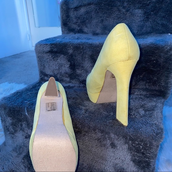 Yellow peep toe pumps, unique triangle heel accent, 5in heel, sz 8.5 - Picture 3 of 4